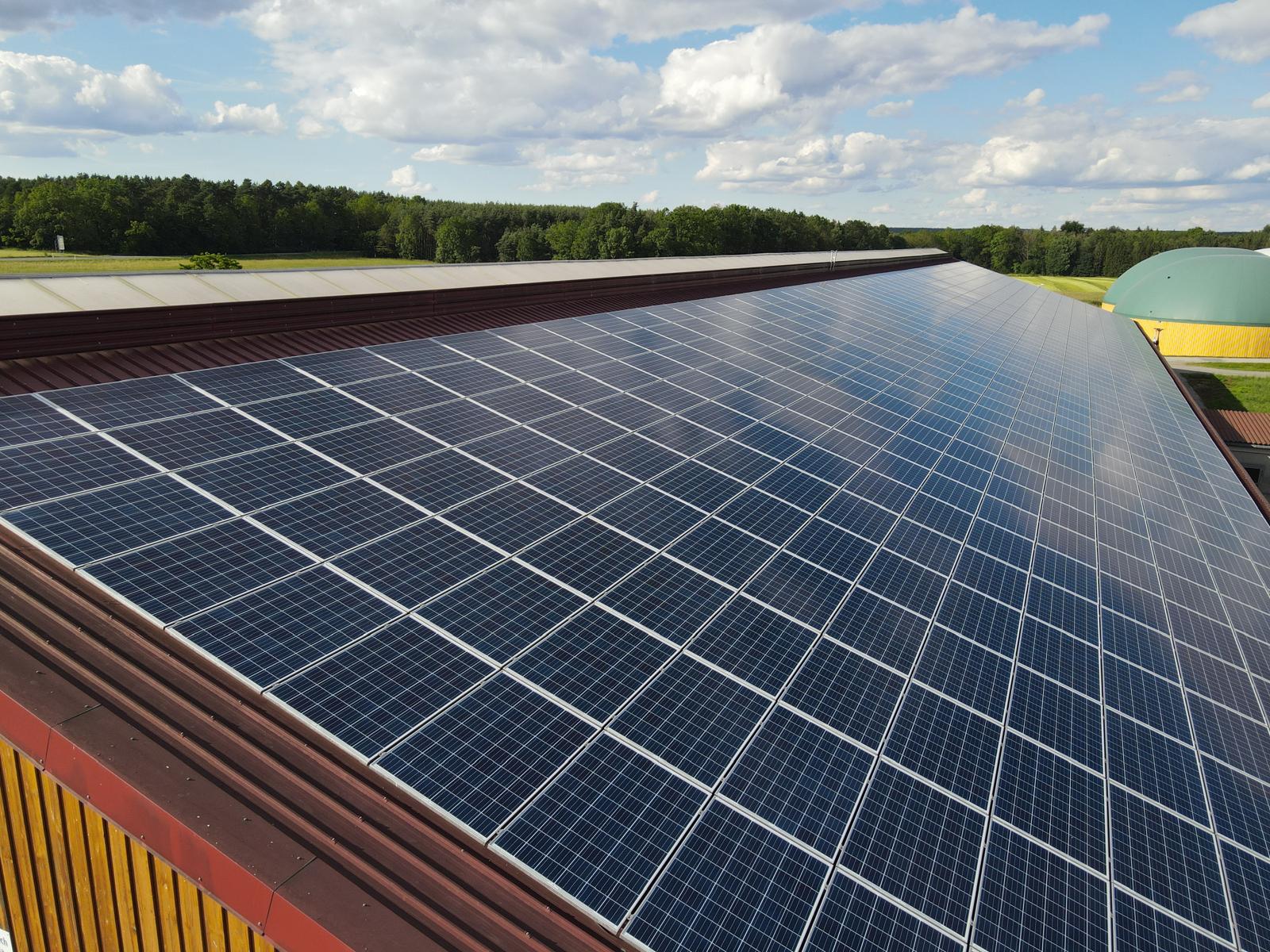 Solaranlagenreinigung Unser Ziel: Perfekt saubere Module! Solaranlagenreinigung Unser Ziel: Perfekt saubere Module!