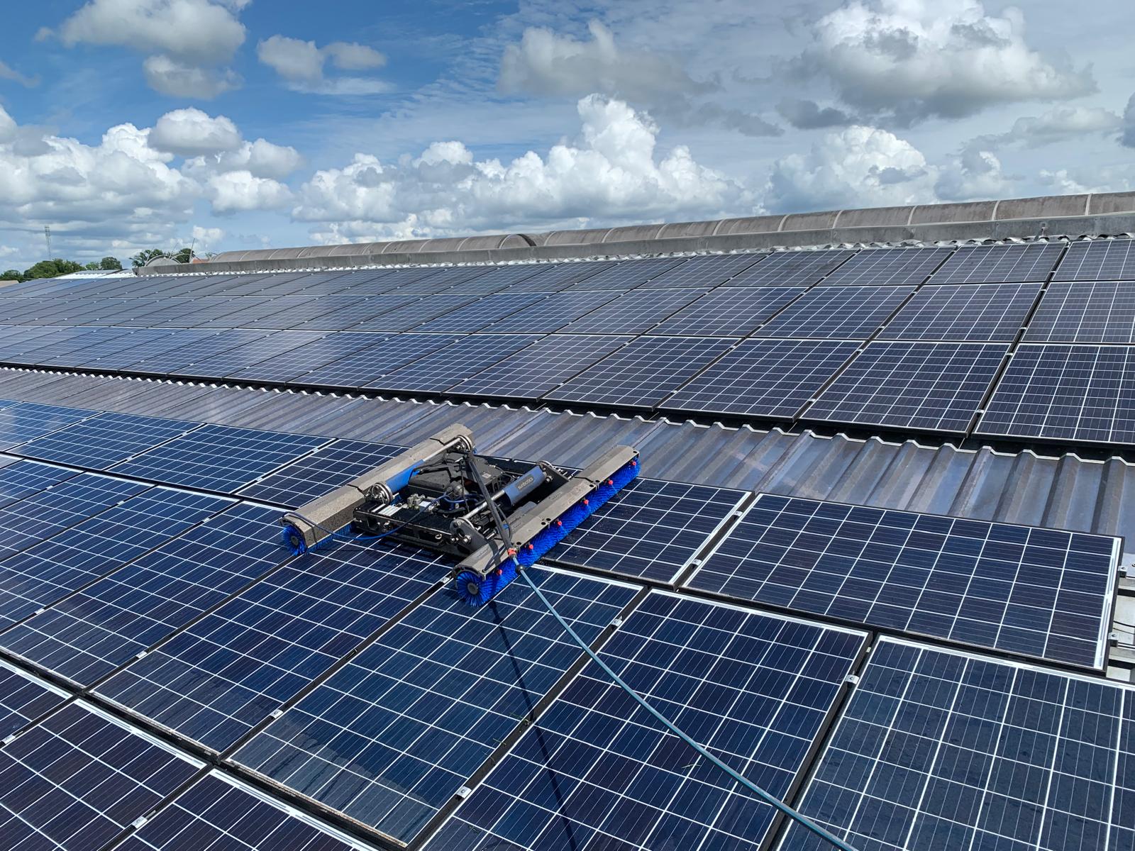 Solaranlagenreinigung vom Profi mit Hilfe modernster Reinigungstechnik Solaranlagenreinigung vom Profi mit Hilfe modernster Reinigungstechnik